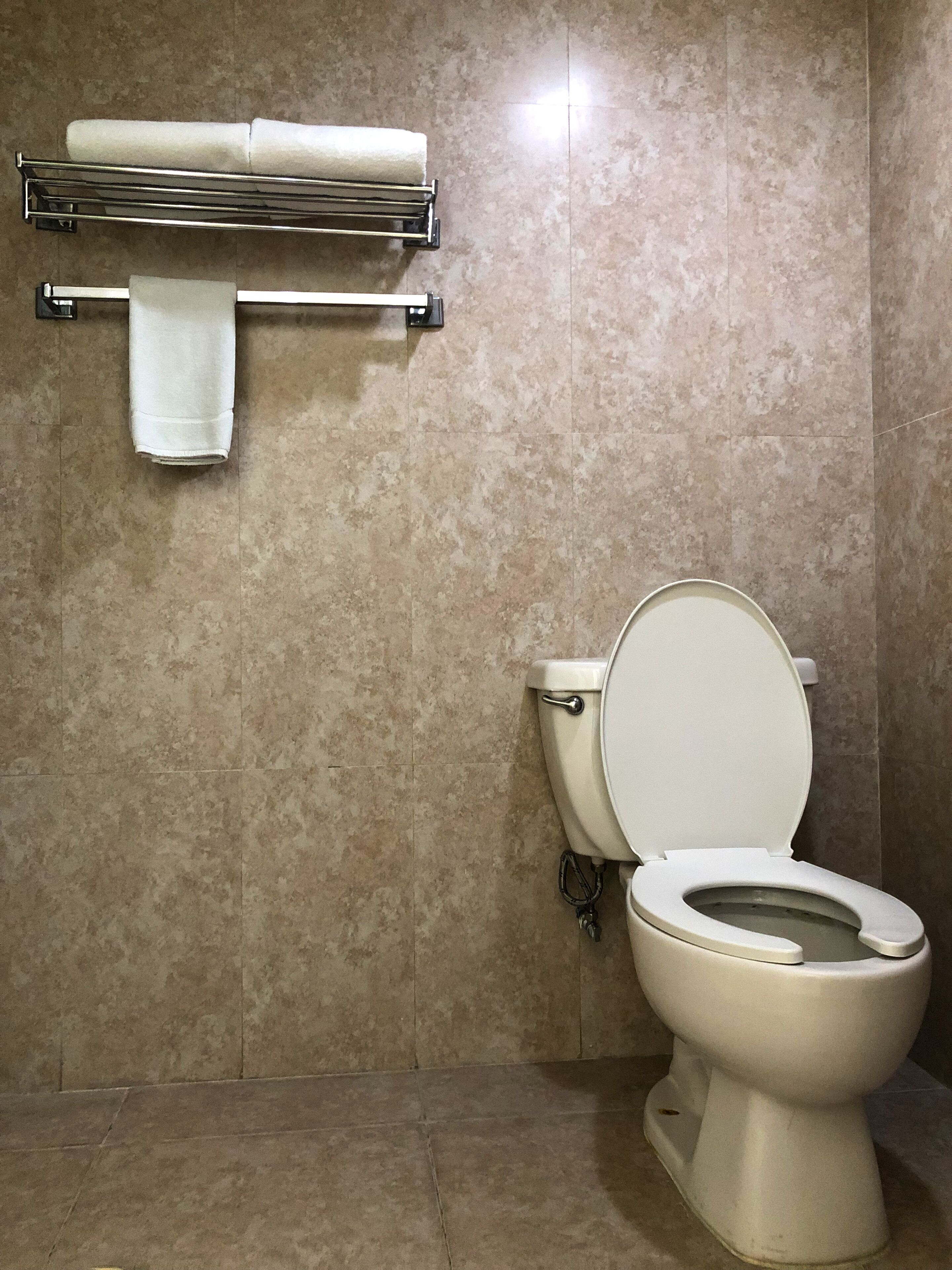 premier room | bathroom | combined shower/bathtub, free toiletries, hair dryer, towels