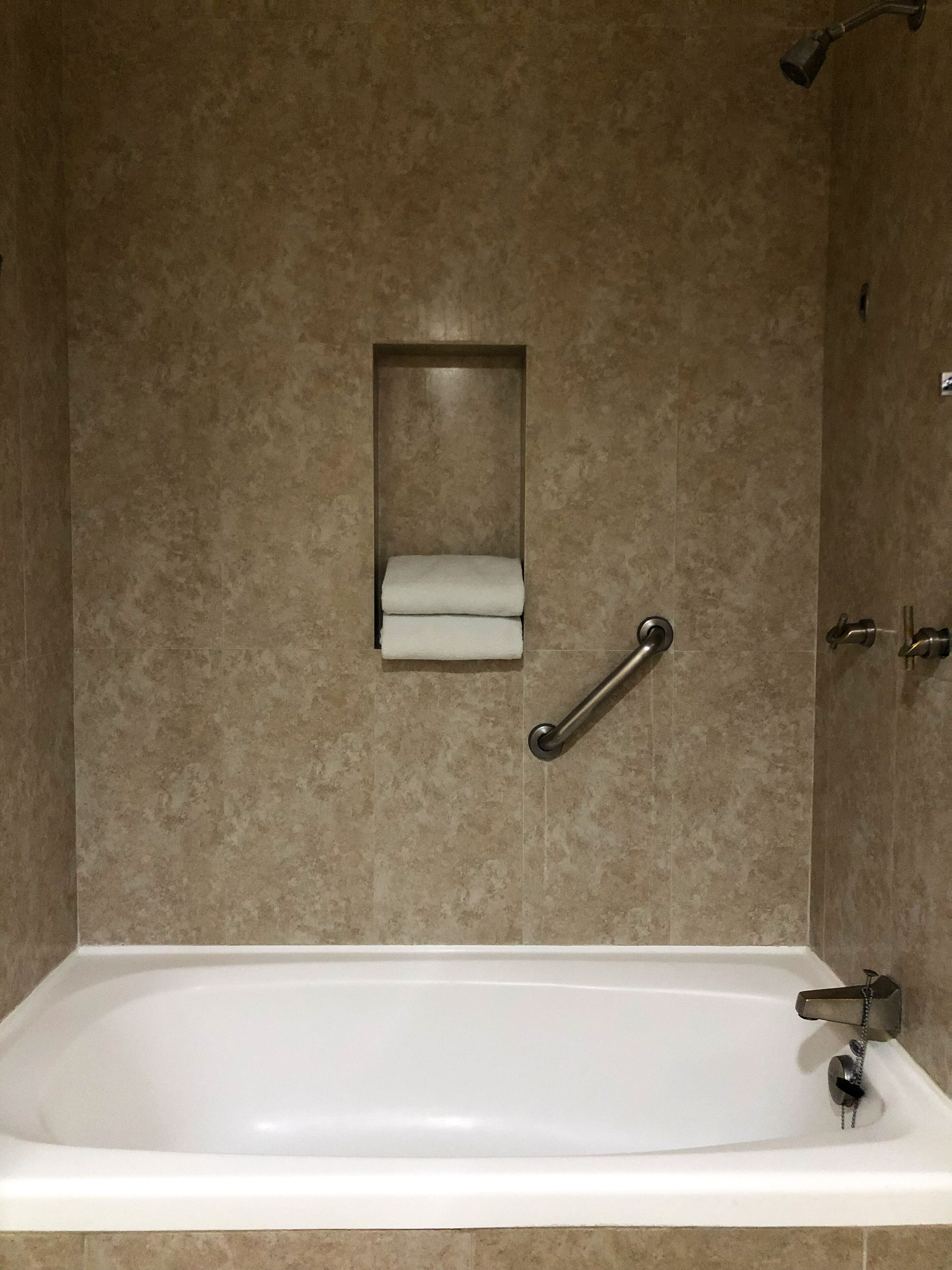 premier room | bathroom | combined shower/bathtub, free toiletries, hair dryer, towels