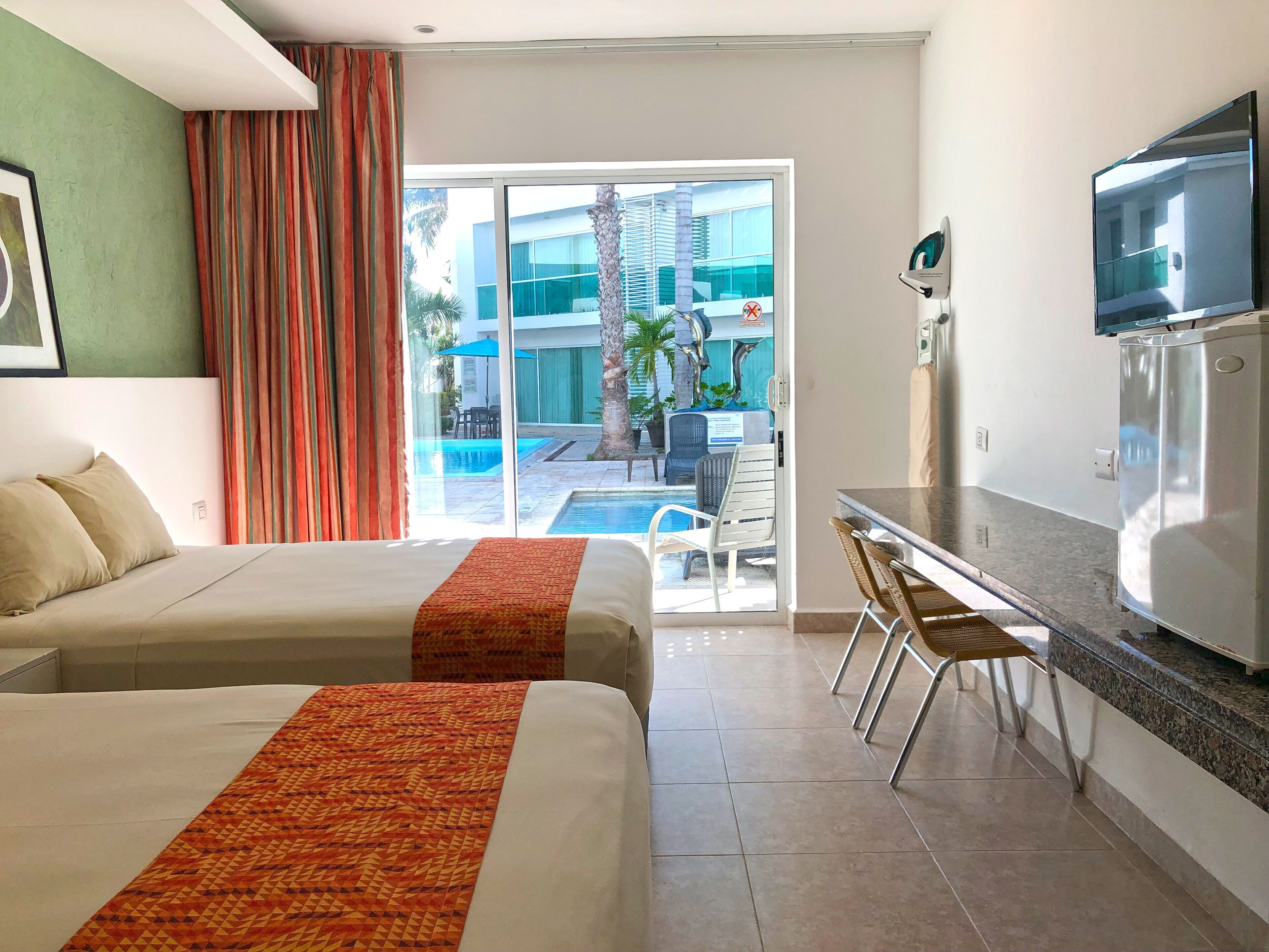 Een laptopwerkplek, een strijkplank/strijkijzer, gratis wifi, beddengoed