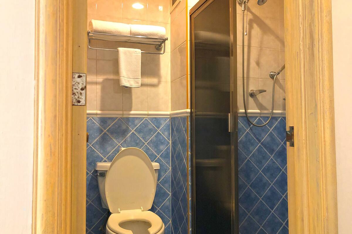 luxury room | bathroom | combined shower/bathtub, free toiletries, hair dryer, towels