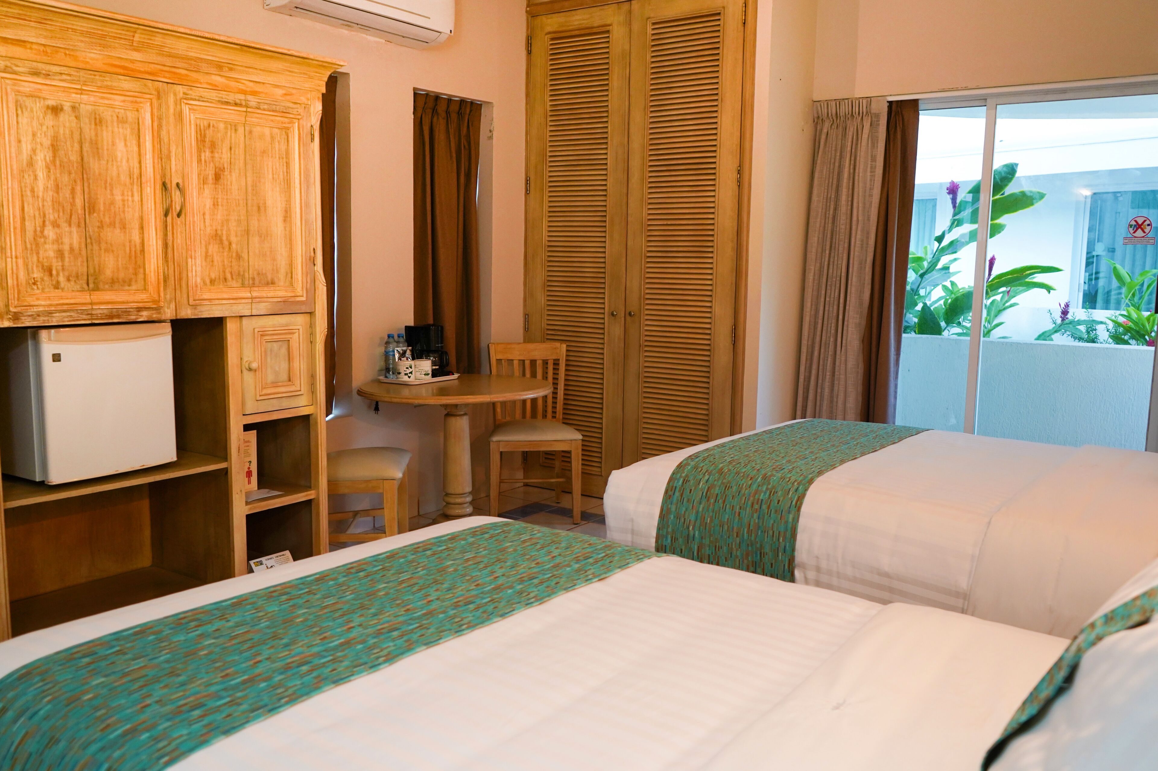 luxury room | laptop workspace, iron/ironing board, free wifi, bed sheets