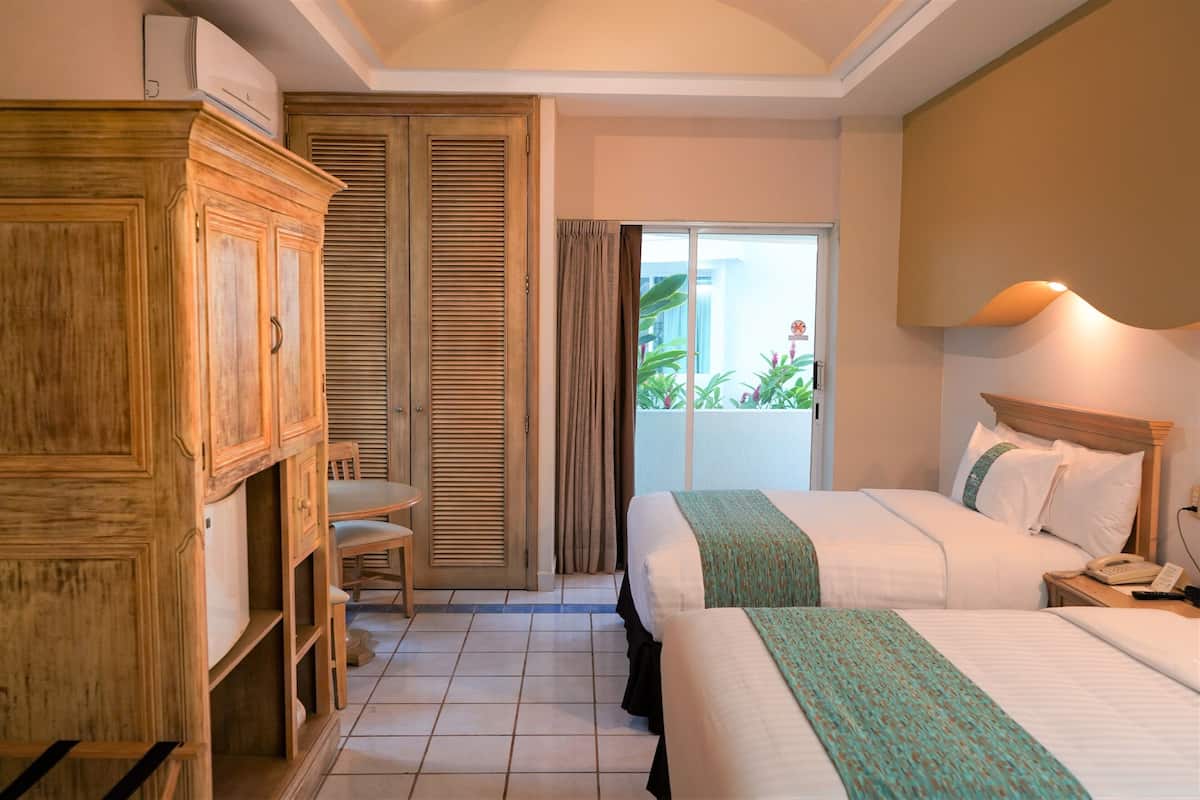 luxury room | laptop workspace, iron/ironing board, free wifi, bed sheets