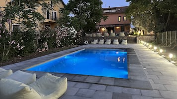 2 AuĂenpools, LiegestĂŒhle