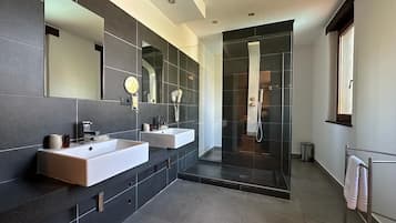 Quarto panorâmico, terraço, ao lado da piscina | Banheiro | Chuveiro, ducha de hidromassagem, produtos de toalete grátis