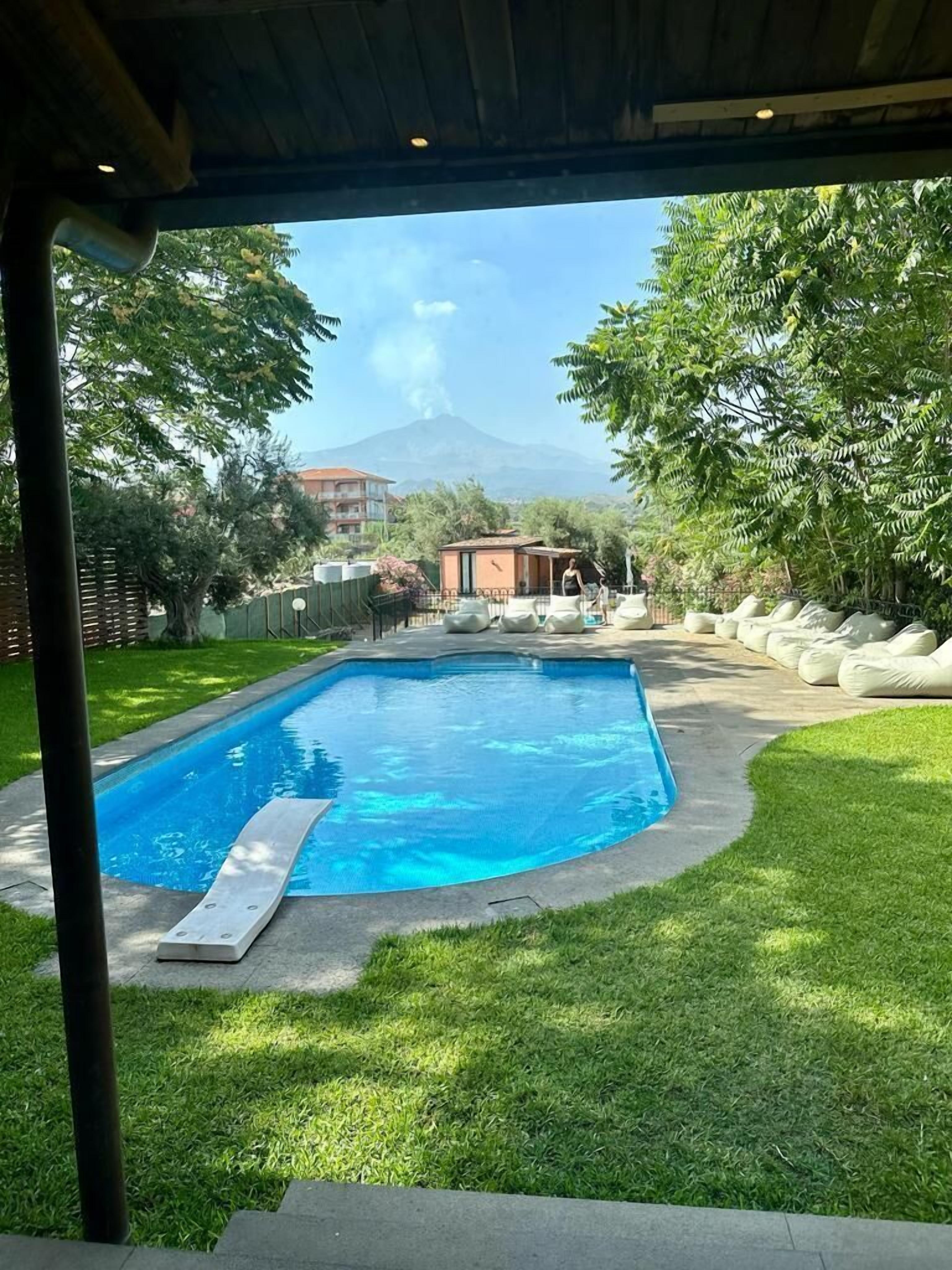 Piscina com vista para uma montanha ao fundo.