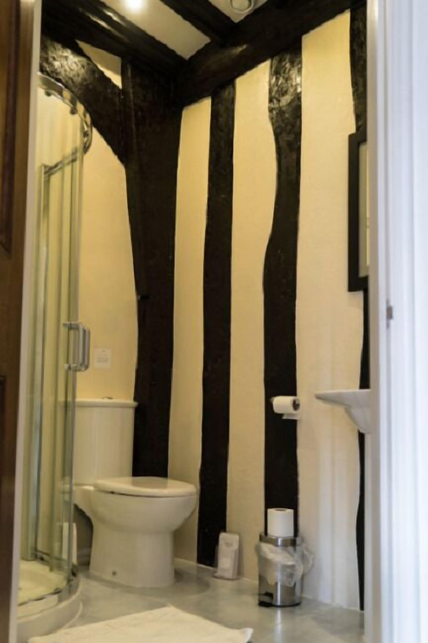 twin room | bathroom | combined shower/bathtub, designer toiletries, hair dryer, towels