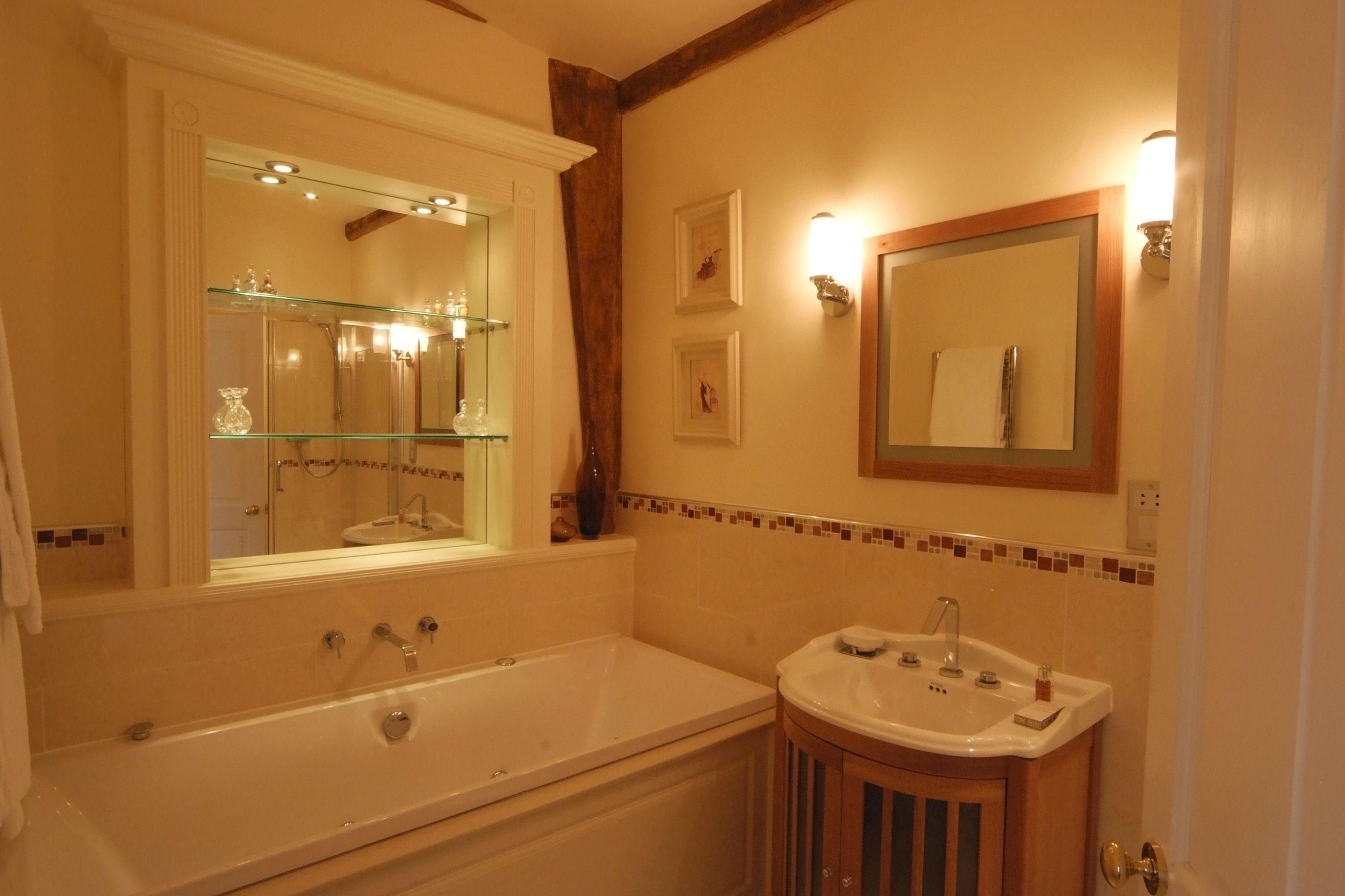 single room | bathroom | combined shower/bathtub, designer toiletries, hair dryer, towels
