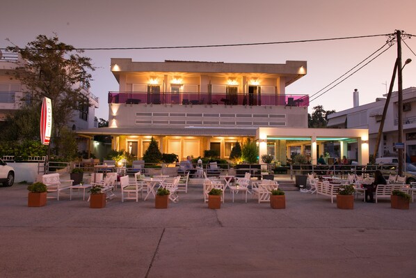 A hotel with outdoor seating, a balcony, and a sign indicating it is a hotel. - Hotel Pithari (Thermaikos)