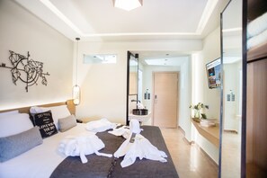 럭셔리 더블룸, 침실 1개, 금연, 부분 바다 전망 | 이집트산 면 시트, 고급 침구, 각각 다른 스타일의 인테리어, 각각 다르게 가구 비치