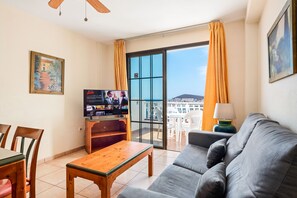 スーペリア デュープレックス 2 ベッドルーム シービュー | リビングルーム | 25 インチの薄型テレビ (ケーブル放送視聴可)、テレビ