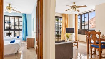 Dúplex, 1 habitación, vistas a la montaña | Zona de estar | Televisión de pantalla plana de 25 pulgadas con canales por cable