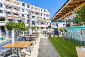 Poolside bar - Club Tenerife (Arona)