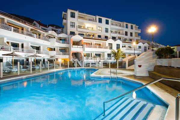 Outdoor pool, pool umbrellas - Club Tenerife (Arona)