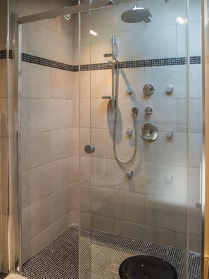 Bathroom shower - Modern Hôtel (Antibes)