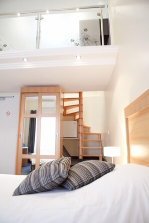 高級客房, 2 張單人床 | 房內夾萬、書桌、熨斗/熨衫板、免費 Wi-Fi