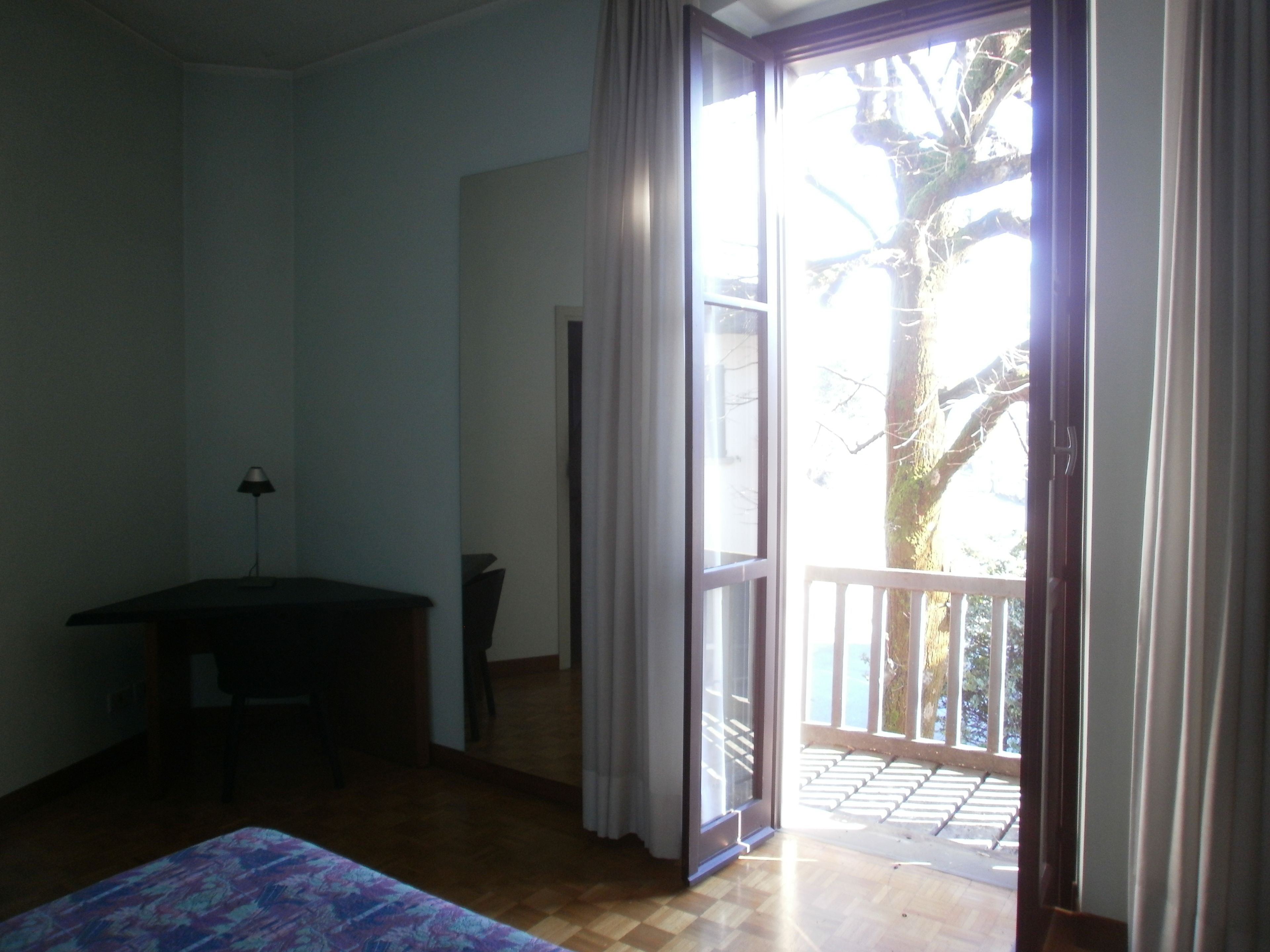 Minibar, coffres-forts dans les chambres, bureau, rideaux occultants