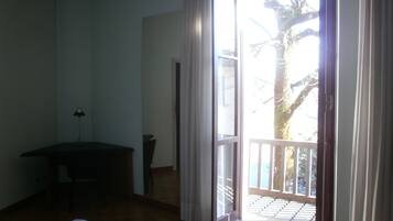 Minibar, coffres-forts dans les chambres, bureau, rideaux occultants