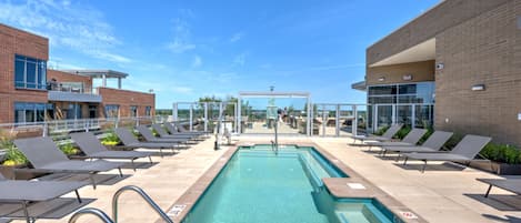 Piscine extérieure (ouverte en saison), chaises longues