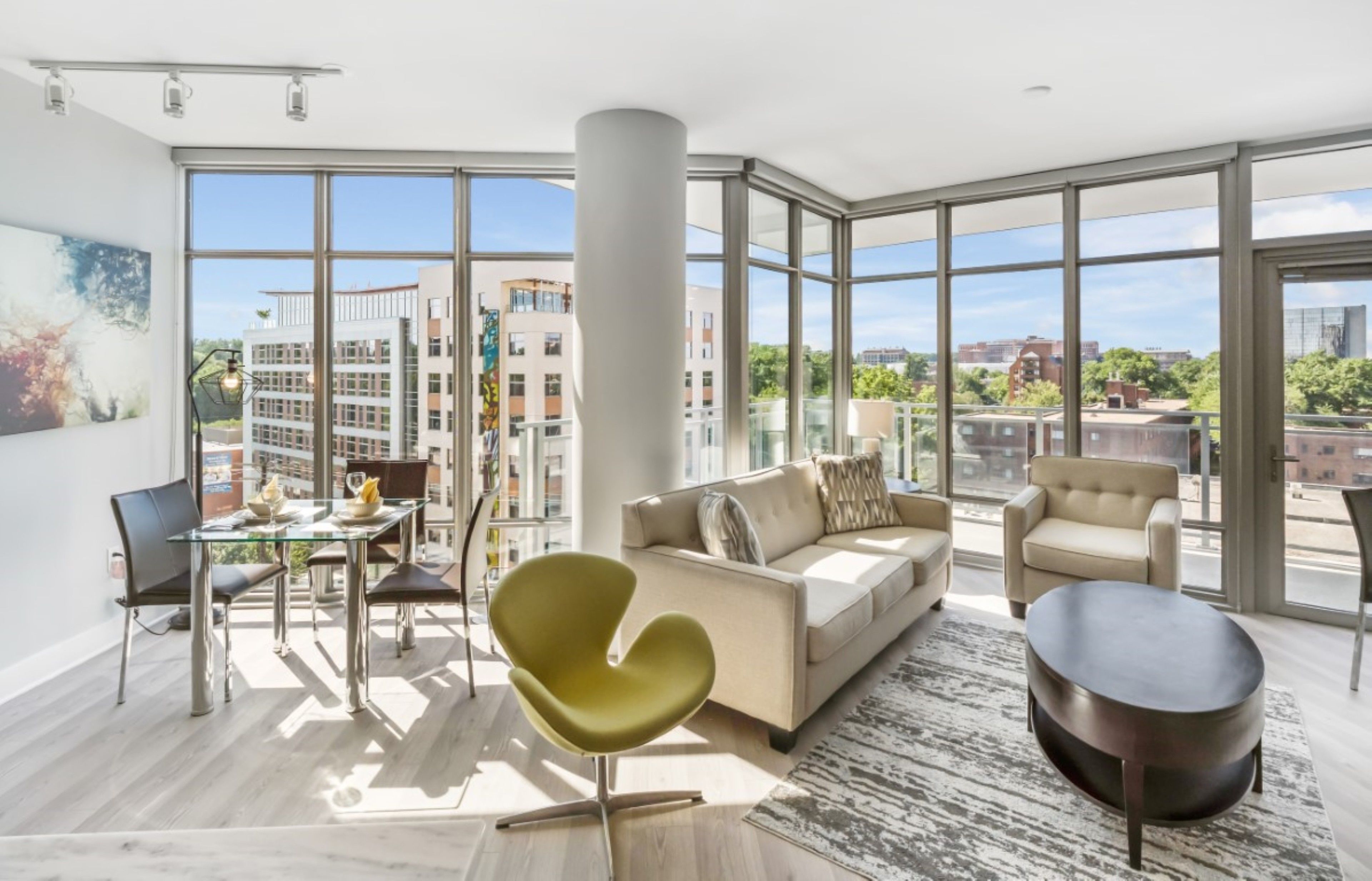 Apartamento de lujo, 2 habitaciones | Sala de estar | Televisión LCD de 50 pulgadas con canales por cable, una televisión