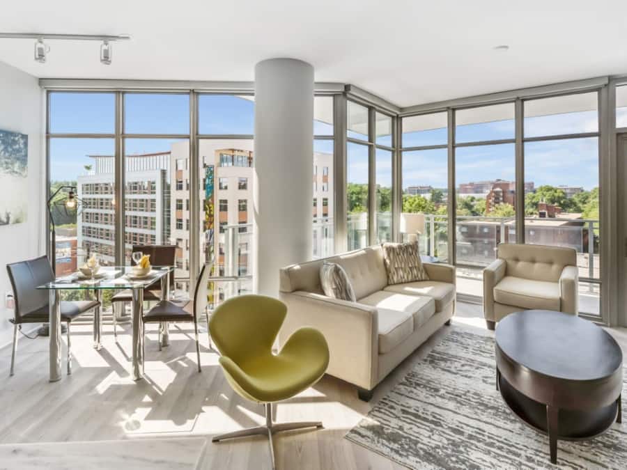 Luksusleilighet, 2 soverom | Oppholdsrom | En 50-tommers LCD-TV med kabel-kanaler samt TV