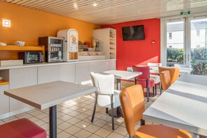 Buffet breakfast for a fee on weekdays - PREMIERE CLASSE ROUEN NORD - Barentin (Barentin)