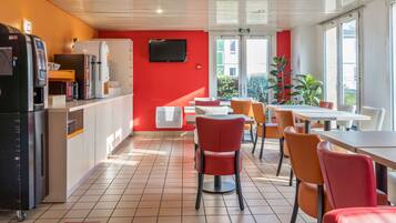 Petit déjeuner buffet servi en semaine (5.90 EUR par personne)