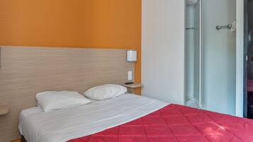 Chambre Standard, plusieurs lits | Bureau, chambres insonorisées, Wi-Fi gratuit, draps fournis