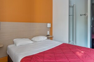 Escritorio, sistema de insonorización, wifi gratis y ropa de cama 