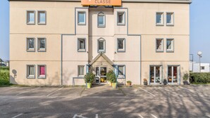 A hotel with a sign reading "HOTEL PREMIERE CLASSE". - PREMIERE CLASSE ROUEN NORD - Barentin (Barentin)
