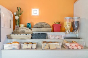 Buffet breakfast for a fee on weekdays - PREMIERE CLASSE ROUEN NORD - Barentin (Barentin)