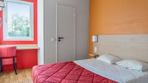 A hotel room with a bed, a desk, and a window. - PREMIERE CLASSE ROUEN NORD - Barentin (Barentin)