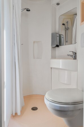 Shower, eco-friendly toiletries, hair dryer, towels - PREMIERE CLASSE ROUEN NORD - Barentin (Barentin)