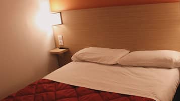 Desk, soundproofing, free WiFi, bed sheets