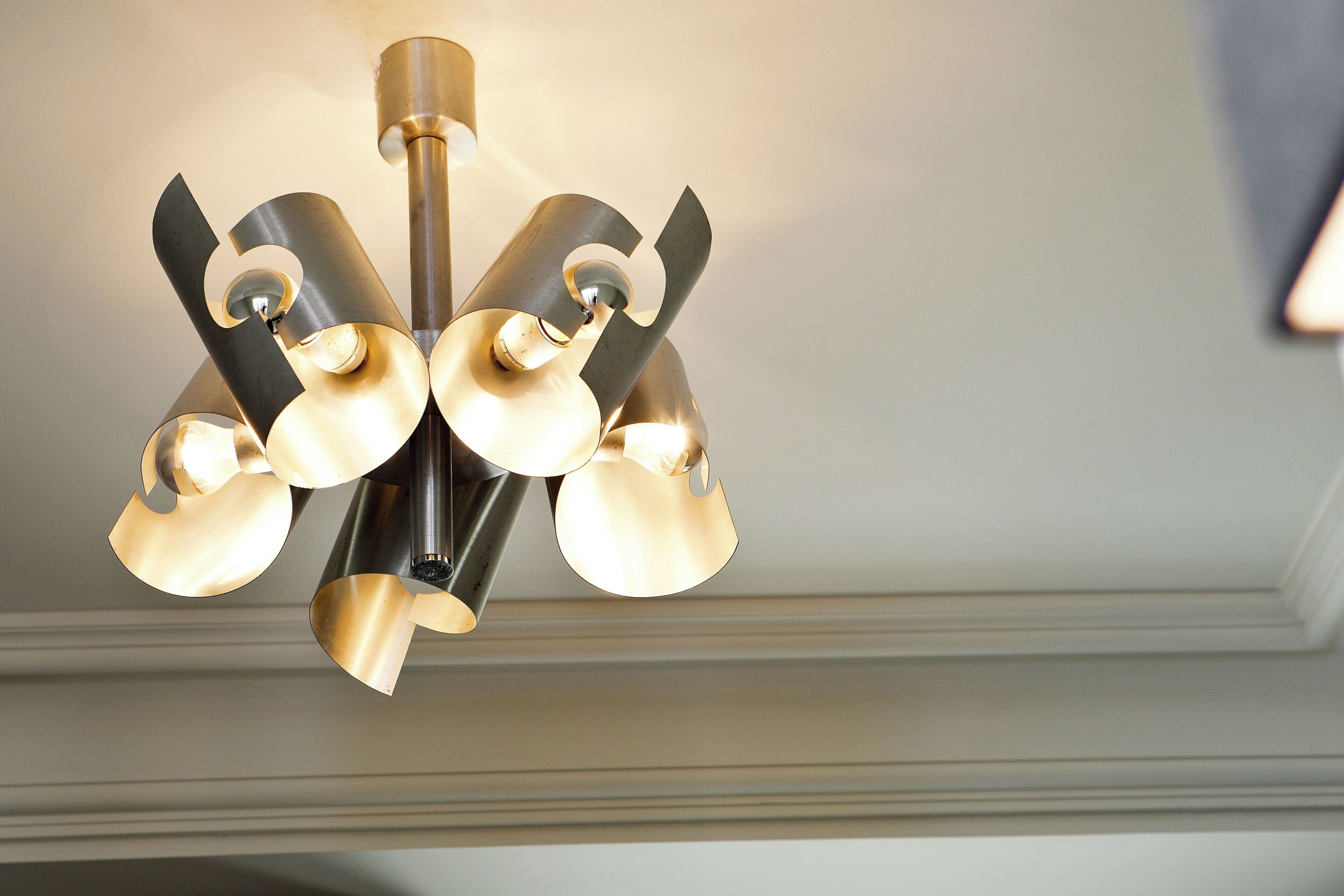 Un candelabro con múltiples brazos y luces.