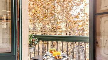 标准双人房, 阳台, 城市景观 | 迷你吧、客房内保险箱、办公桌、遮光窗帘