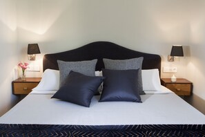 Minibar, coffres-forts dans les chambres, bureau, rideaux occultants