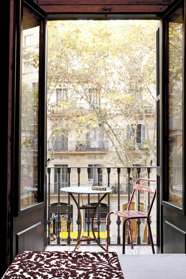 標準雙人房, 陽台, 城市景觀 | 迷你吧、客房內保險箱、書桌、遮光布/窗簾