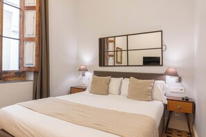 Standard Double Room | Minibar, in-room safe, desk, blackout curtains - We Boutique Hotel (Barcelona)