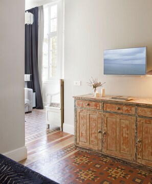 Junior suite, uitzicht op stad | Een minibar, een kluis op de kamer, een bureau, verduisterende gordijnen