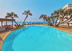 2 utendørsbassenger, bassengparasoller og solsenger