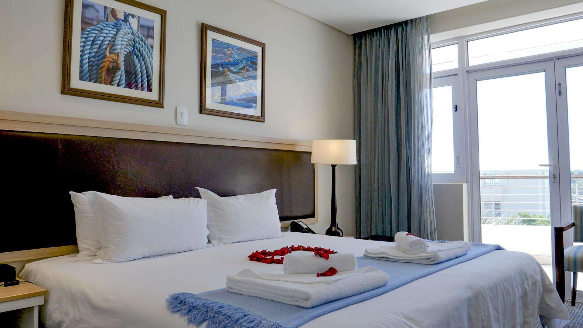 Minibar, caja de seguridad en la habitación y escritorio 