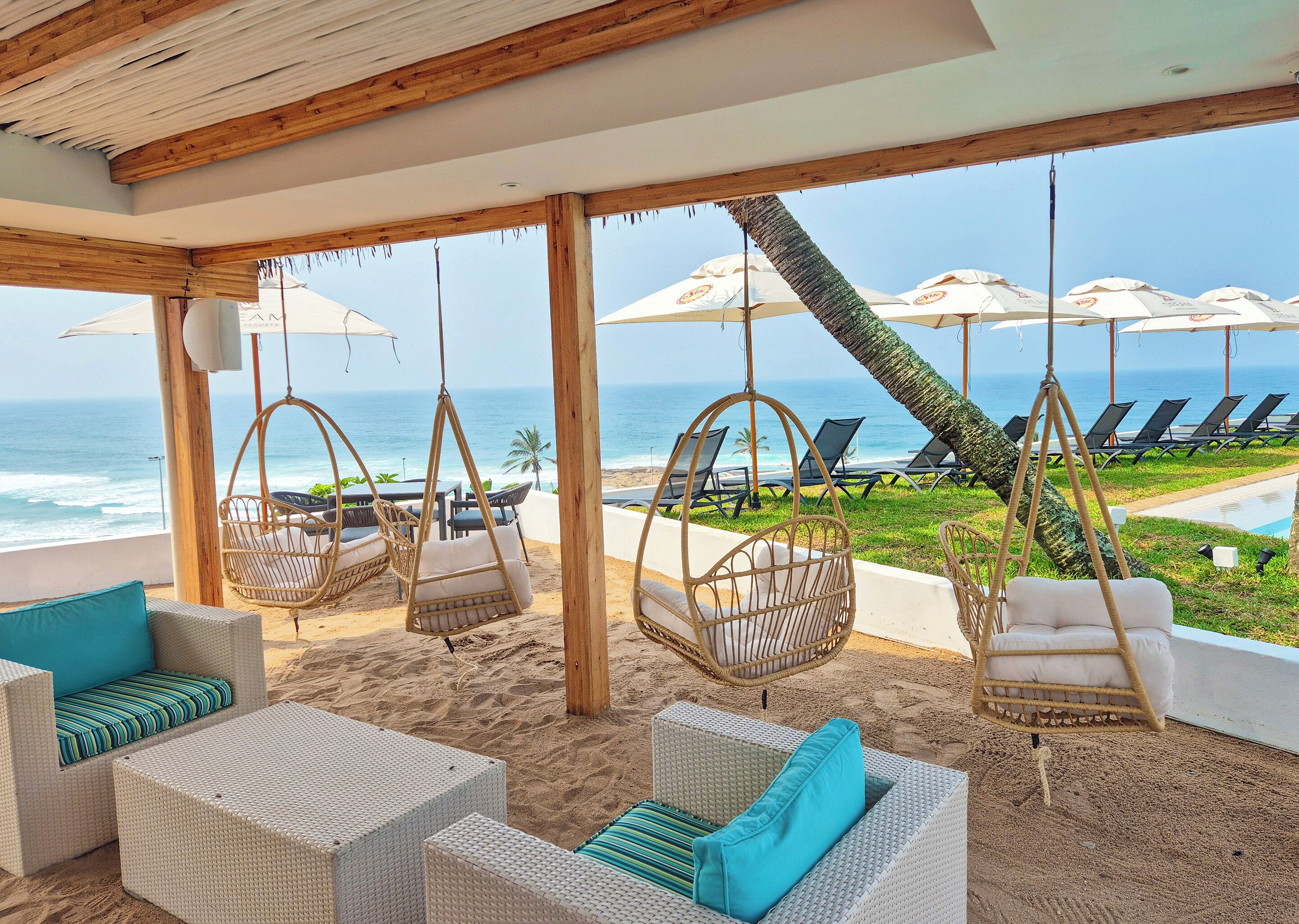 Quầy bar bên hồ bơi