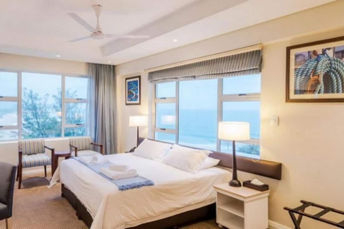 Minibar, in-room safe, desk, iron/ironing board