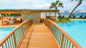 2 utendørsbassenger, bassengparasoller og solsenger