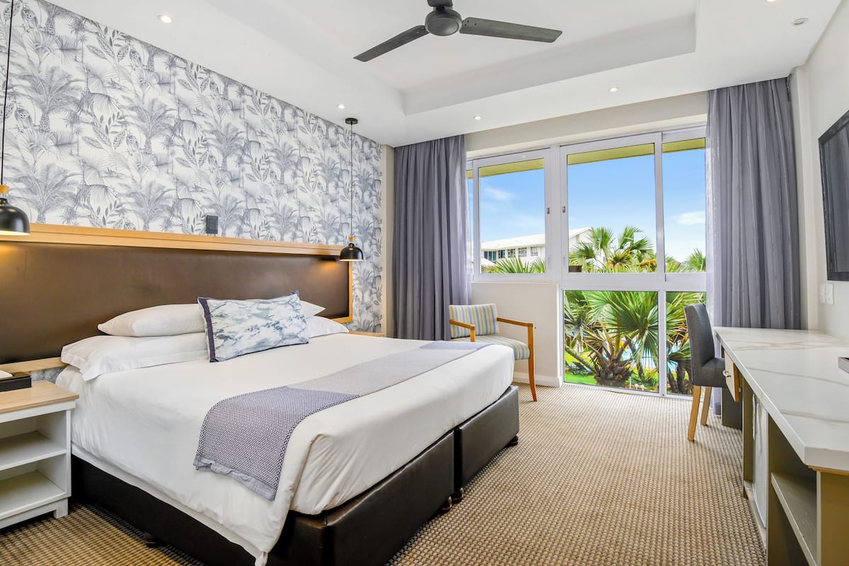 Superior Room | Minibar, in-room safe, desk, iron/ironing board
