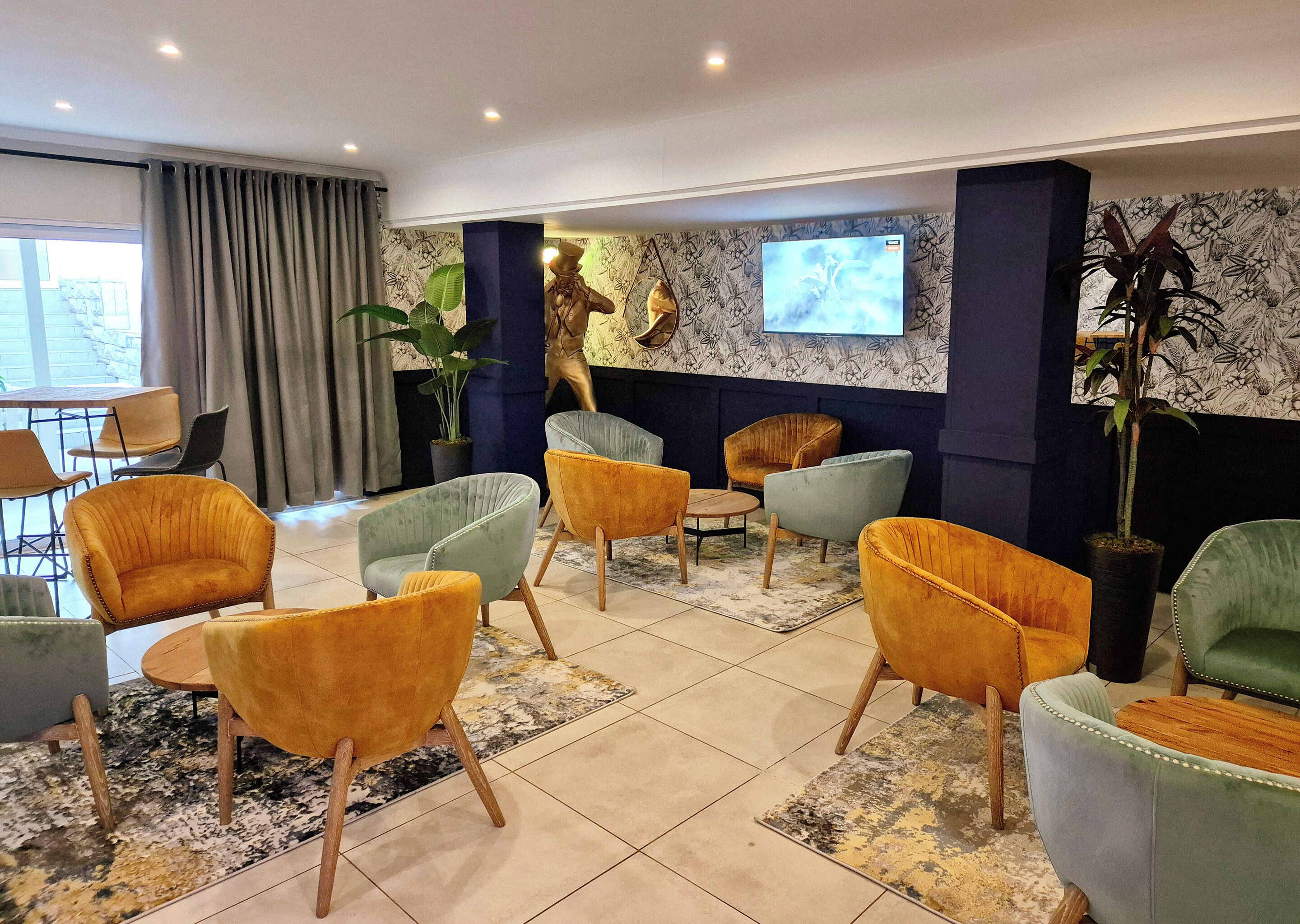 2 bars/lounges, poolside bar