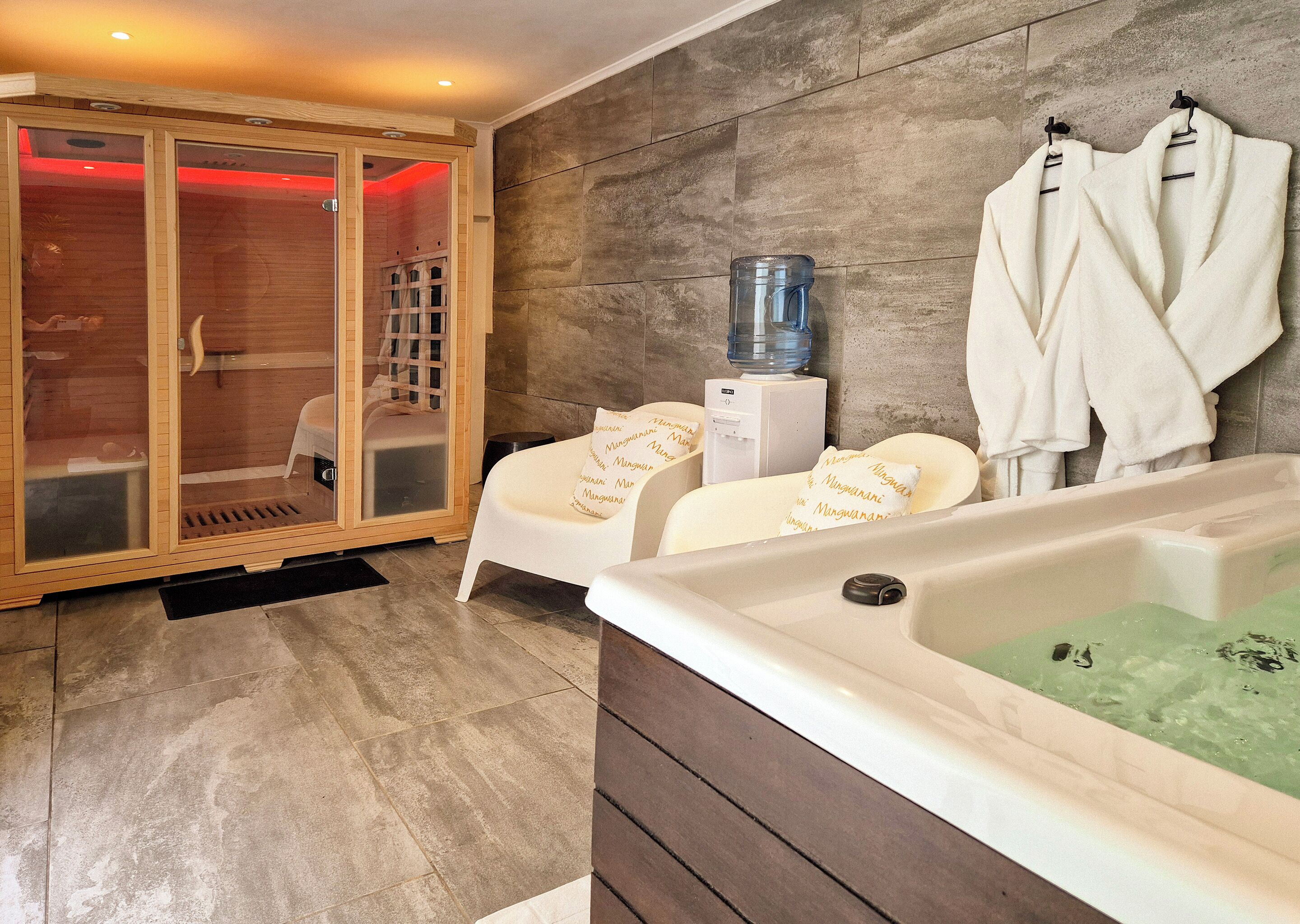 サウナ、ホットタブ、スチームサウナ、ボディ トリートメント、アロマテラピー、ホットストーンマッサージ