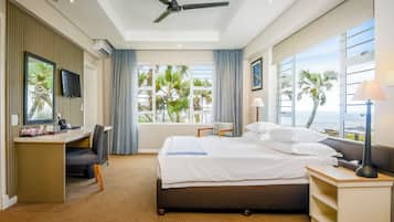 Familierom | Minibar, safe på rommet, skrivebord og strykejern/-brett