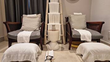 Sauna, hot tub, steam room, body treatments, aromatherapy