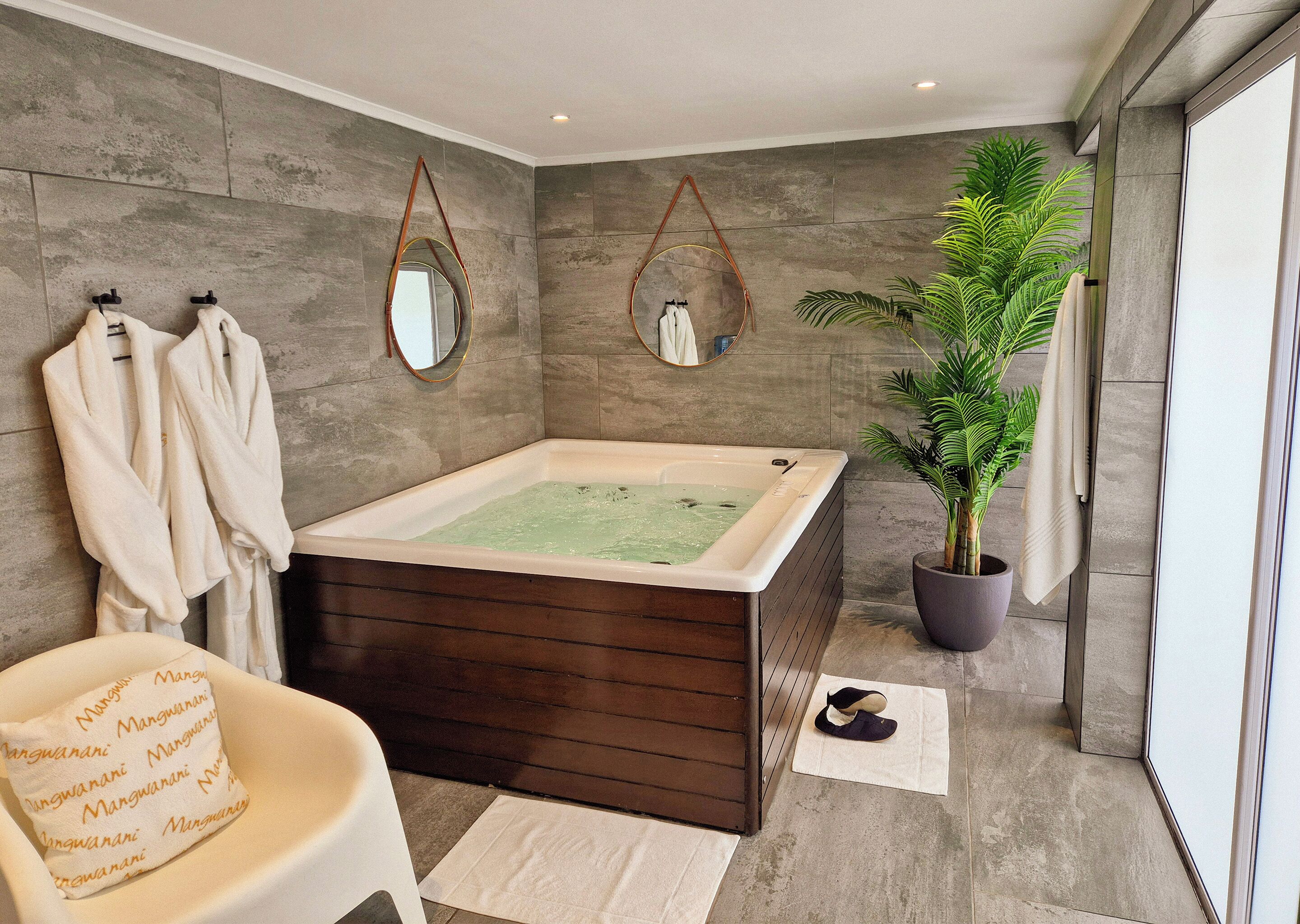 sauna, hot tub, steam room, body treatments, aromatherapy